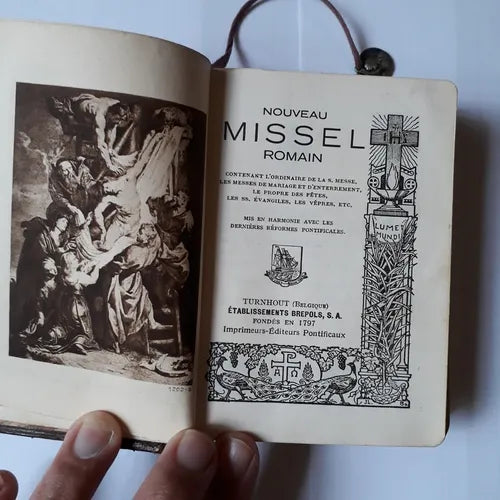 Libro usado en venta: Nouveau Missel Romain; editorial etablissements Brepols impreso en 1931 realizamos envios a todo el mundo.1