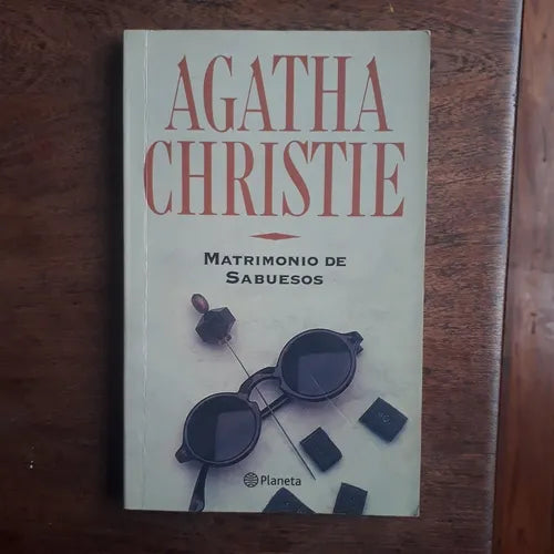 Libro usado en venta: Matrimonio de sabuesos de Agatha Christie; editorial Planeta impreso en 2010 realizamos envios a todo el mundo.1