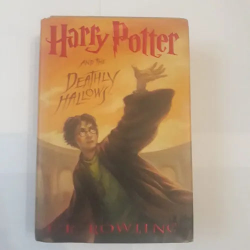 Libro usado en venta: Harry Potter and the deathly hallows de Joanne K. Rowling; editorial Warner Bros impreso en 2007 envios a todo el mundo.1