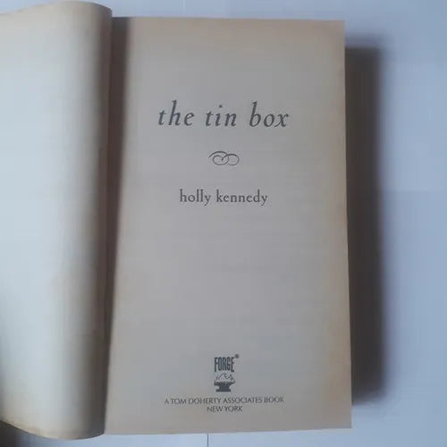 Libro usado en venta: The tin box de Holly Kennedy; editorial Forge impreso en 2006 realizamos envios a todo el mundo.1