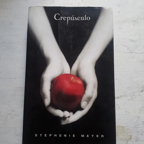 Libro usado en venta: Crepusculo de Stephenie Meyer; editorial Alfaguara impreso en 2010 realizamos envios a todo el mundo.1
