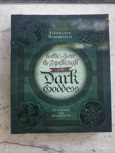 Libro usado en venta: Celtic Lore & Spellcraft Of The Dark de Stephanie Woodfield; editorial Llewellyn Publications impreso en 2012.1