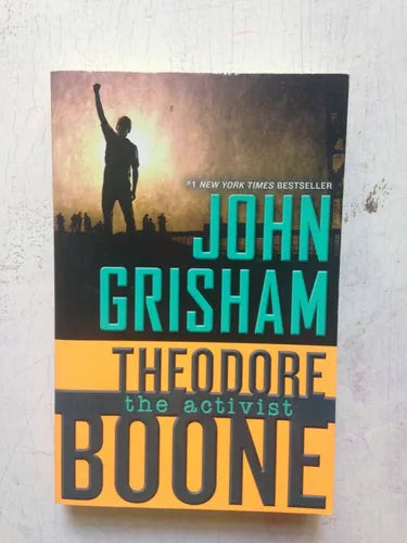 Libro usado en venta: Theodore Boone the activist de John Grisham; editorial Puffin Books impreso en 2014 realizamos envios a todo el mundo.1