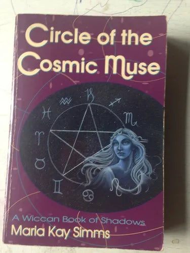 Libro usado en venta: Circle of the Cosmic Muse de Maria Kay Simns; editorial Llewellyn Publications impreso en 1994 realizamos envios a todo el mundo.1