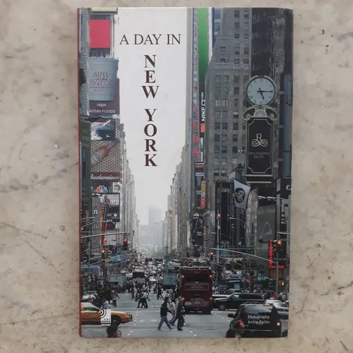 Libro usado en venta: A day in New York (Incluye CD) de Andre Fichte; editorial Edel Classics impreso en 2006 realizamos envios a todo el mundo.1