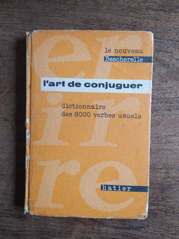 Libro usado en venta: L'art de conjuguer - Dictionnaire des huit mille verbes usuels; editorial Librairie A. Hatier impreso en 1959.1