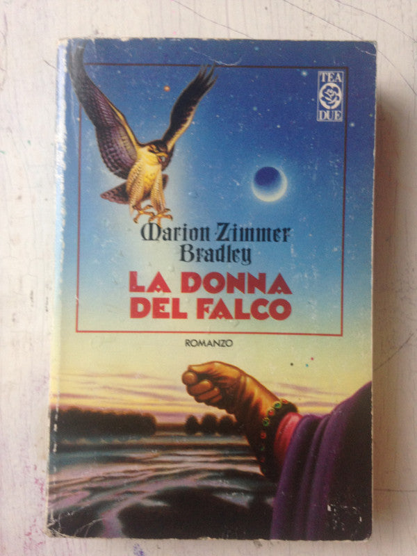 Libro usado en venta: La donna del falco de Marion Zimmer Bradley; editorial Tea impreso en 1989 realizamos envios a todo el mundo.1
