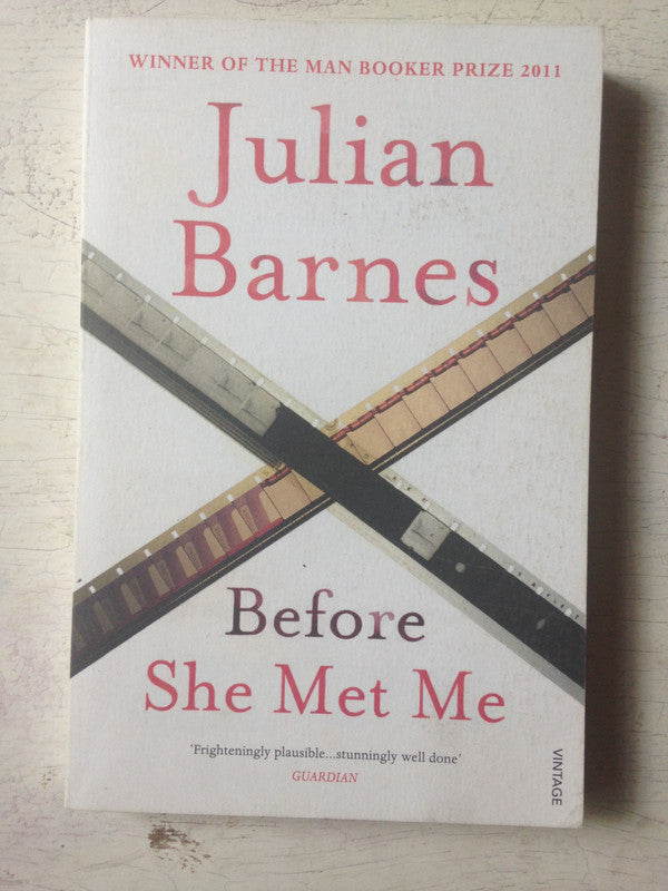 Libro usado en venta: Before she met me de Julian Barnes; editorial Vintage impreso en 2014 realizamos envios a todo el mundo.1