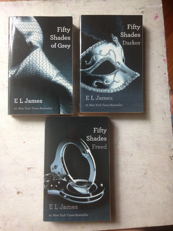 Libro usado en venta: Fifty Shades Darker and Fifty Shades Freed (3 Tomos) de E. L. James; editorial Vintage impreso en 2011 envios a todo el mundo.1