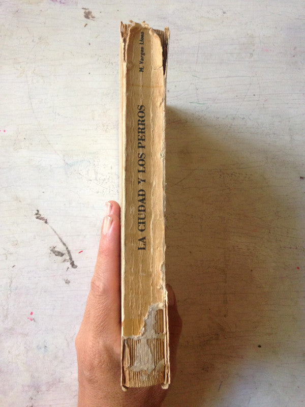 Libro usado en venta: La ciudad y los perros de Mario Vargas Llosa; editorial Seix Barral impreso en 1964 realizamos envios a todo el mundo.3