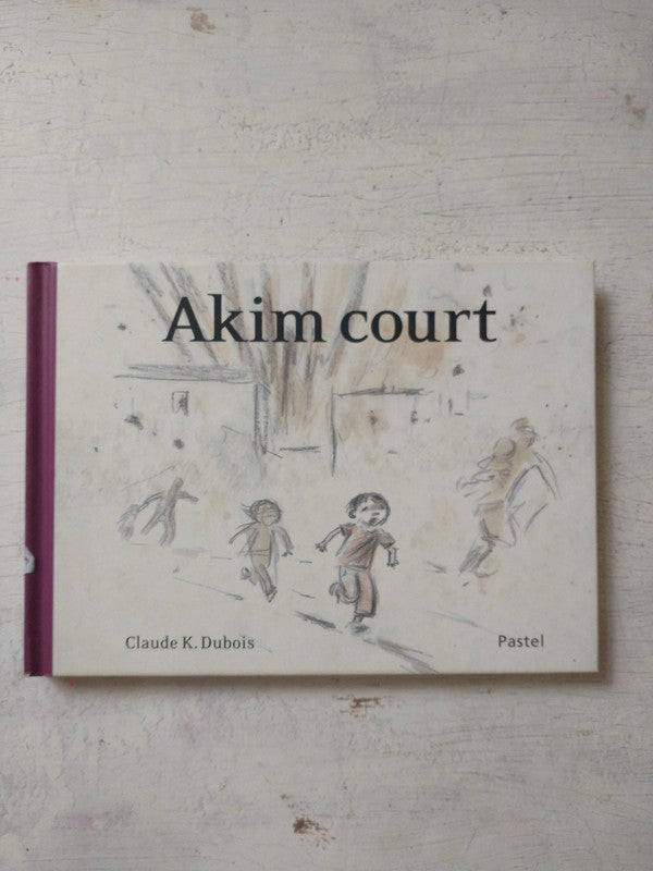 Libro usado en venta: Akim court de Claude K. Dubois; editorial L'ecole des loisirs impreso en 2012 realizamos envios a todo el mundo.1