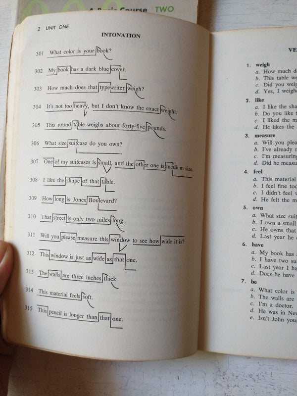 Libro usado en venta: A basic course English 900 - Vol 2 y Vol 3; editorial Macmillan impreso en 1978 realizamos envios a todo el mundo.3