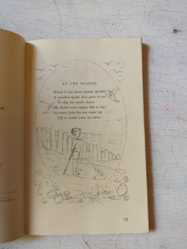 Libro usado en venta: A child's garden of verses de Robert Louis Stevenson; editorial Penguin Books impreso en 1969 realizamos envios a todo el mundo.3
