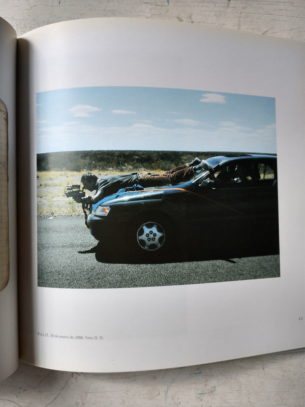 Libro usado en venta: A story of deception/Historia de un desenga?o de Francis Alys; editorial Eduardo F. Constantini impreso en 2006.3