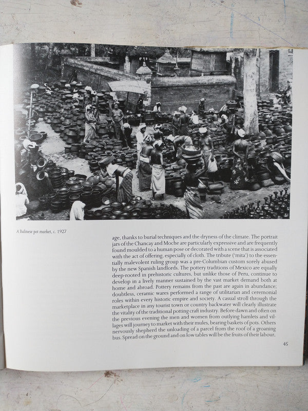 Libro usado en venta: Living with Folk Art de Nicholas Barnard; editorial Little, Brown and Company impreso en 1991 realizamos envios a todo el mundo.3