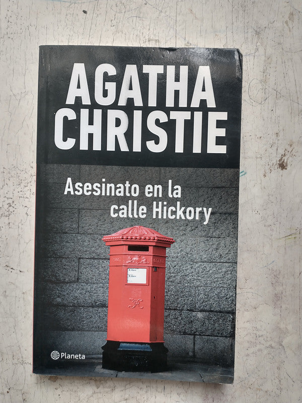Libro usado en venta: Asesinato en la calle Hickory de Agatha Christie; editorial Planeta impreso en 2013 realizamos envios a todo el mundo.1
