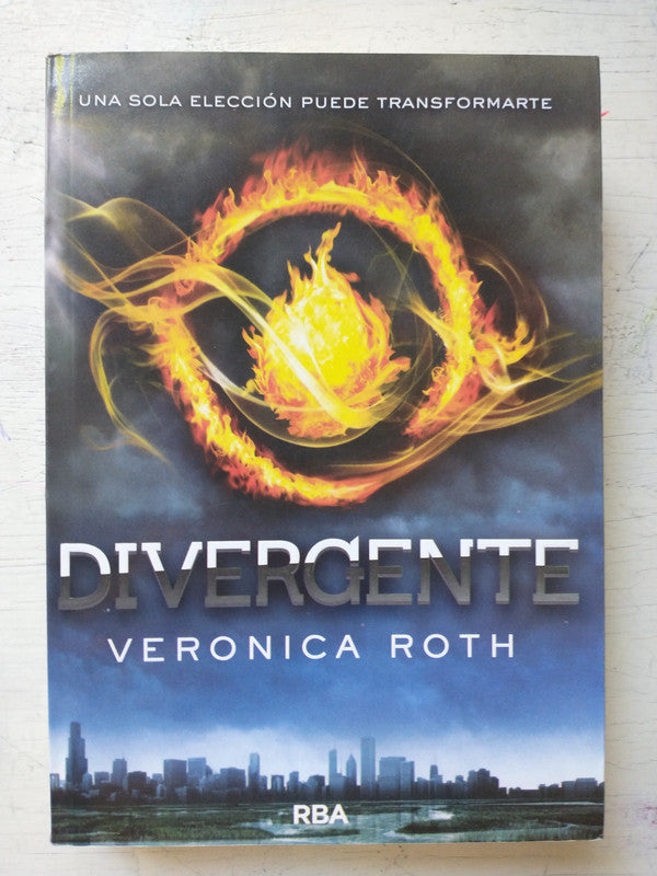 Libro usado en venta: Divergente de Veronica Roth; editorial RBA impreso en 2013 realizamos envios a todo el mundo.1