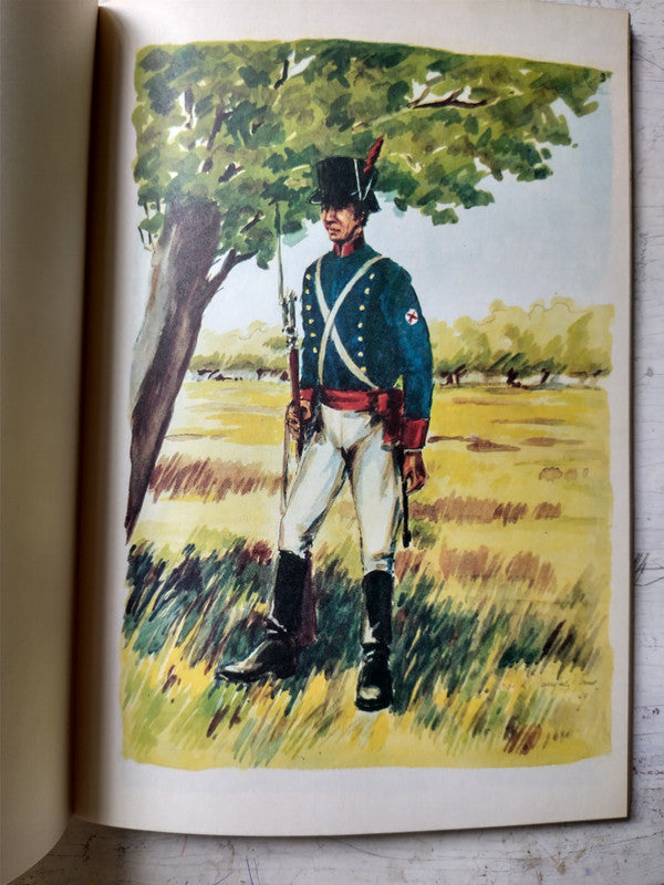 Libro usado en venta: Uniformes de la Patria de Comando en Jefe del ejercito; editorial Circulo Militar impreso en 1972 envios a todo el mundo.3