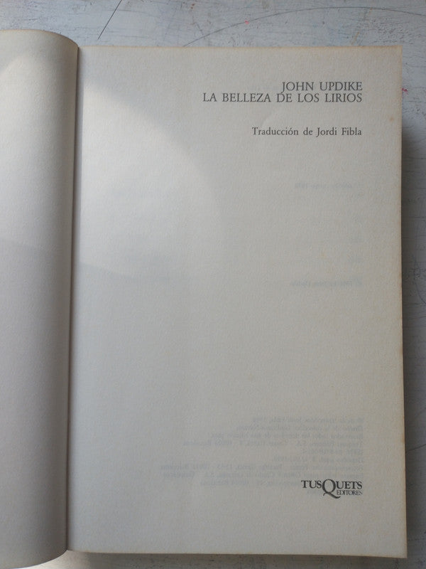 Libro usado en venta: La belleza de los lirios de John Updike; editorial Tusquets impreso en 1998 realizamos envios a todo el mundo.3