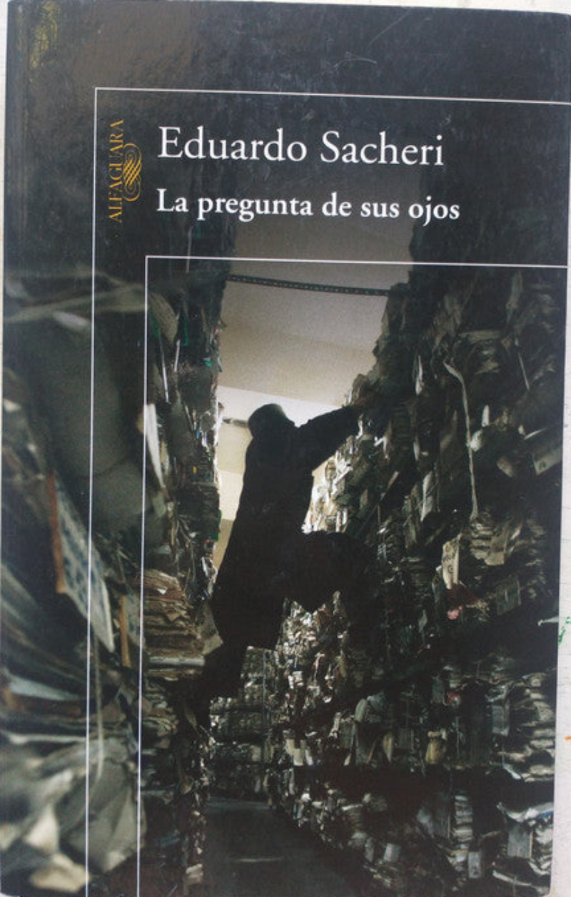 La pregunta de sus ojos de Eduardo Sacheri; Libro usado en venta, editorial Alfaguara impreso en 2009 realizamos envios a todo el mundo.