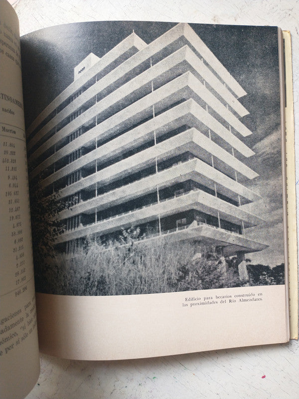 Libro usado en venta: Aspectos del planeamiento y de la vivienda en Cuba de Arq. Francisco J. Garcia Vazquez; editorial Jorge Alvarez impreso en 1968.2