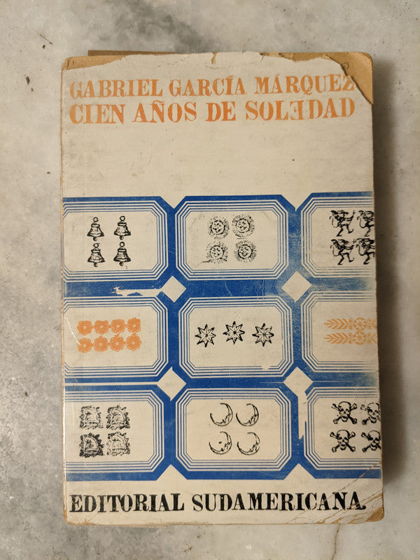 Detalle del estado del libro usado "Cien años de soledad" de Gabriel García Márquez, con señales de desgaste visibles en la portada.
