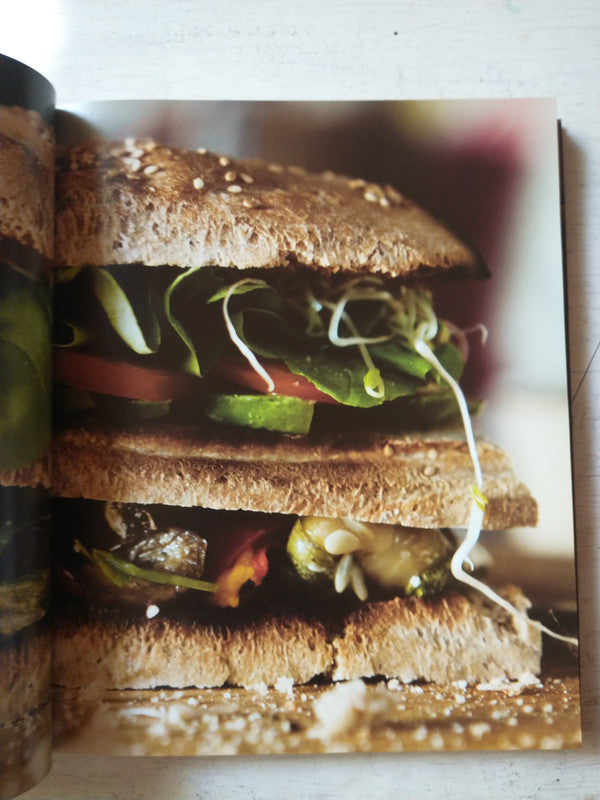 Libro usado en venta: Recetas internacionales familiares favoritas de Ron Kalenuik; editorial Magnanimity realizamos envios a todo el mundo.2