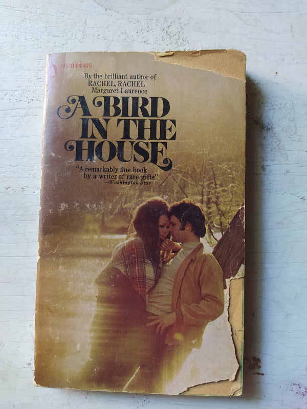 Libro usado en venta: A bird in the house de Margaret Laurence; editorial Popular Library impreso en 1970 realizamos envios a todo el mundo.1