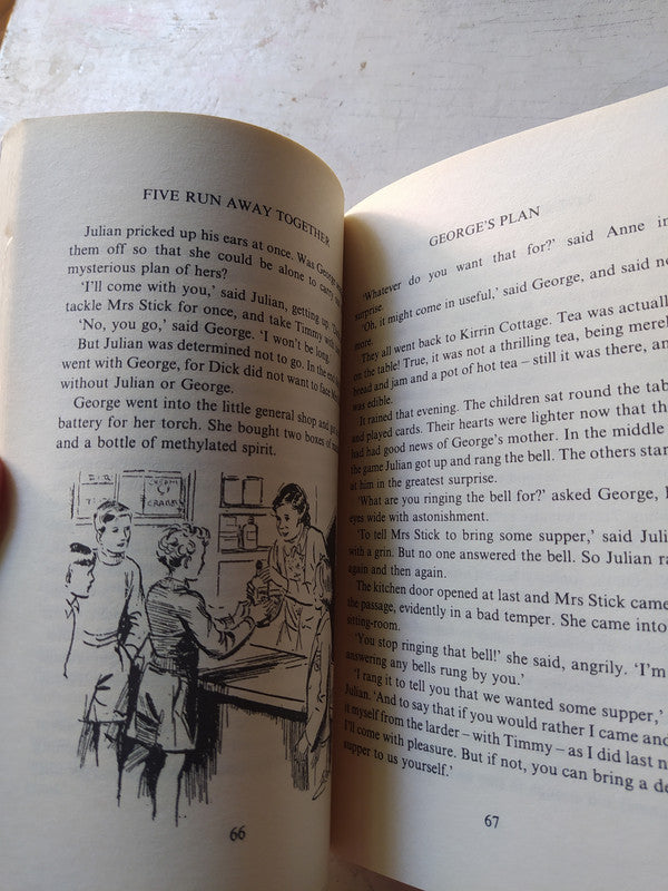 Libro usado en venta: The famous five - Five on a Treasure Island de Enid Blyton; editorial Hodder impreso en 1997 realizamos envios a todo el mundo.2