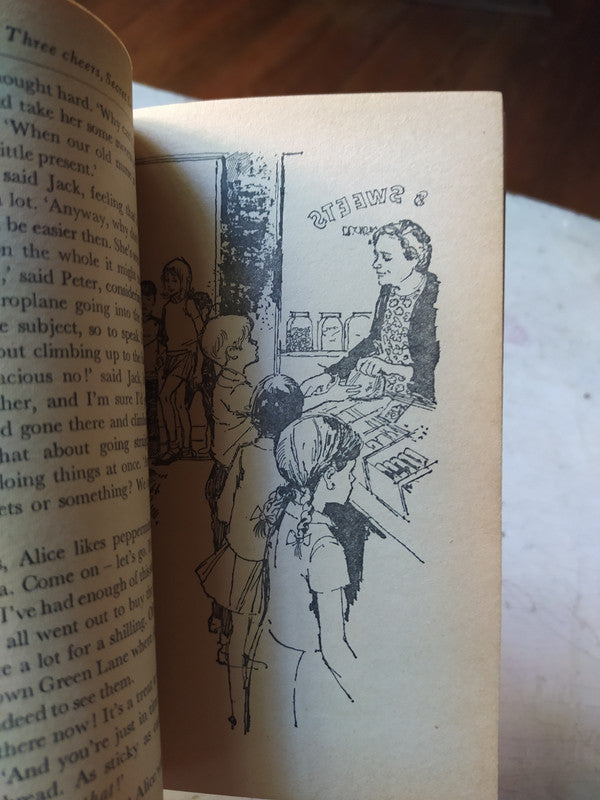 Libro usado en venta: Secret Seven win through de Enid Blyton; editorial Knight Books impreso en 1970 realizamos envios a todo el mundo.2