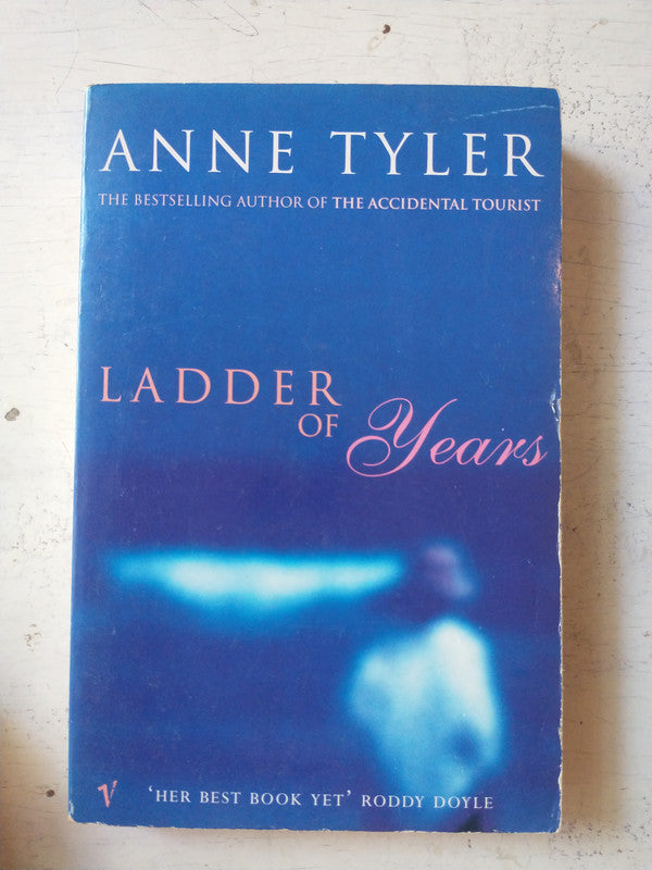 Libro usado en venta: Ladder of years de Anne Tyler; editorial Vintage impreso en 1996 realizamos envios a todo el mundo.1