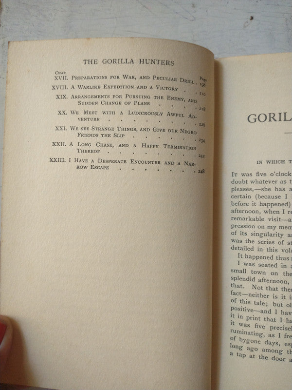 Libro usado en venta: The Gorilla Hunters de R. M. Ballantyne; editorial Blackie & Son Limited realizamos envios a todo el mundo.3