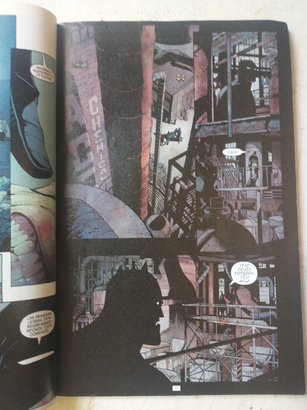 Libro usado en venta: Batman - Muerte de la familia - El nuevo universo; editorial DC impreso en 2012 realizamos envios a todo el mundo.3