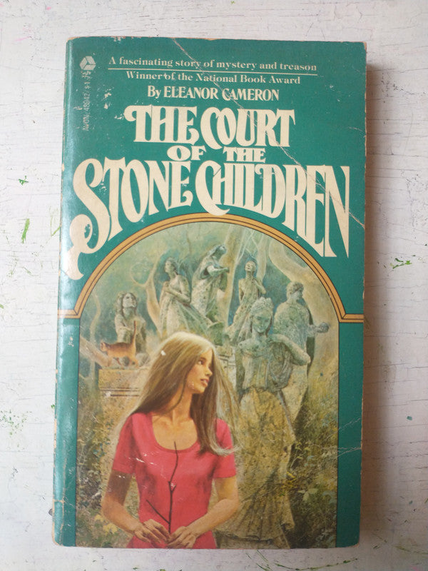 Libro usado en venta: The court of the Stone Children de Eleanor Cameron; editorial Avon impreso en 1976 realizamos envios a todo el mundo.1
