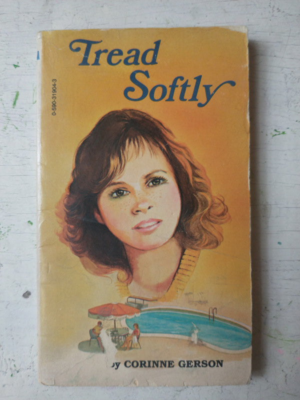 Libro usado en venta: Tread Softly de Corinne Gerson; editorial Scholastic impreso en 1979 realizamos envios a todo el mundo.1