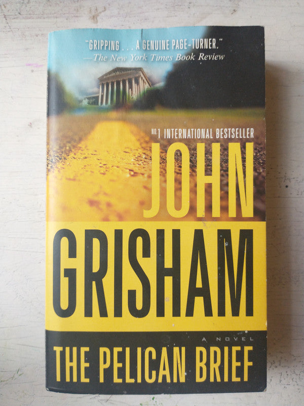 Libro usado en venta: The Pelican Brief de John Grisham; editorial Dell Book impreso en 2003 realizamos envios a todo el mundo.1