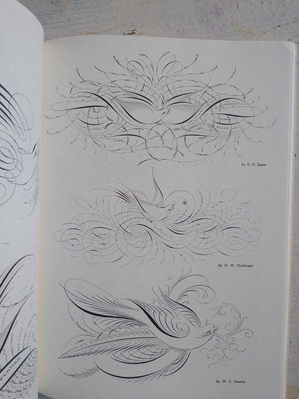 Libro usado en venta: Ornate pictorial calligraphy de E. A. Lupfer; editorial Dover Publications impreso en 1982 realizamos envios a todo el mundo.3