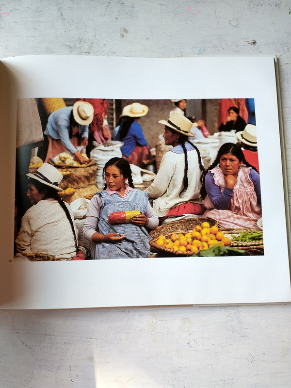 Libro usado en venta: El Ecuador Isla de los Andes de Kevin Kling; editorial Libri Mundi impreso en 1987 realizamos envios a todo el mundo.4