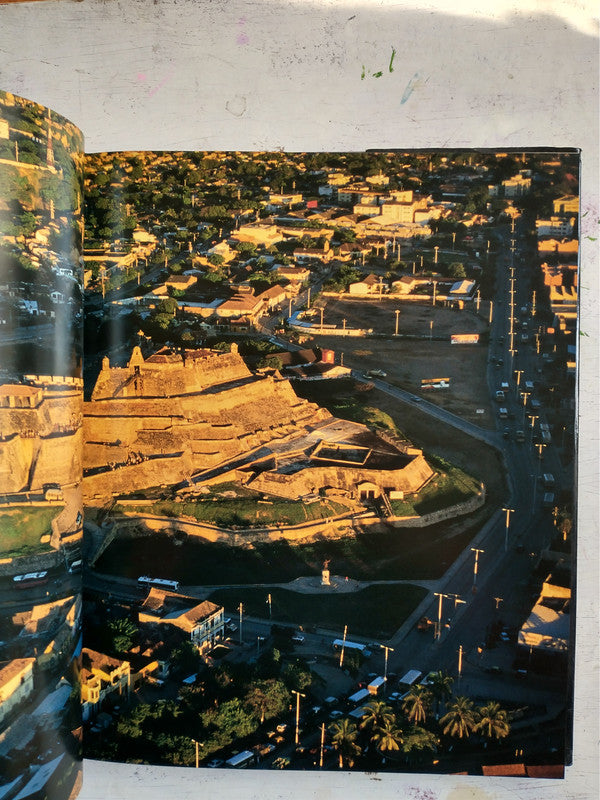 Libro usado en venta: Colombia from the air de Gustavo Wilches-Chaux; editorial Villegas impreso en 1993 realizamos envios a todo el mundo.3