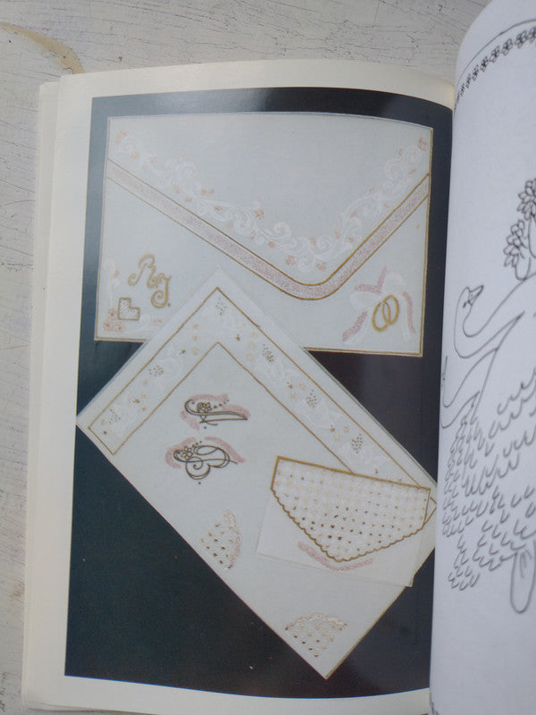 Libro usado en venta: Armas equivocas/ Equivocal weapons (Arte) de Priscilla Monge; editorial Teor/etica impreso en 2002 envios a todo el mundo.2