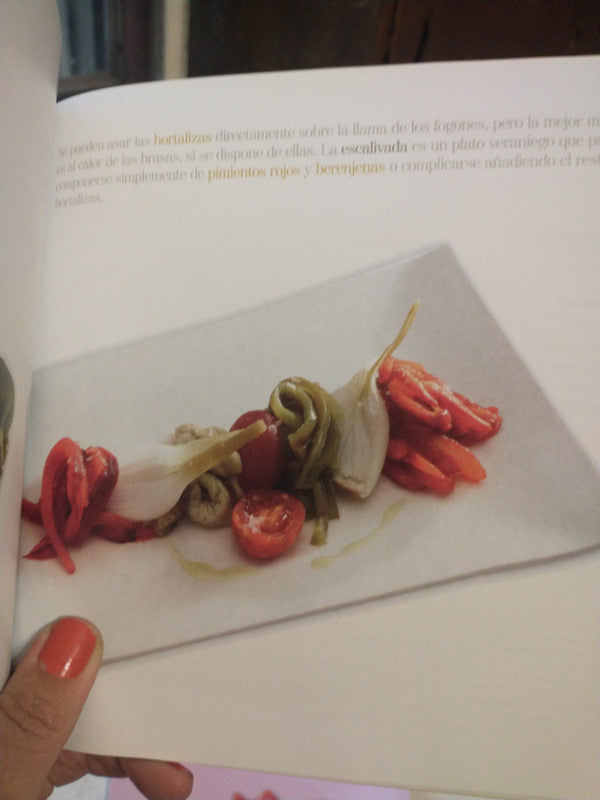 Libro usado en venta: Cocina internacional - Cocina Espa?ola (1 y 2); editorial Clarin/Sol 90 impreso en 2006 realizamos envios a todo el mundo.4