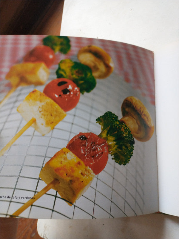 Libro usado en venta: Buenos Aires/ Escala 1:1 de Juan Terranova (Comp.); editorial Entropia impreso en 2007 realizamos envios a todo el mundo.2