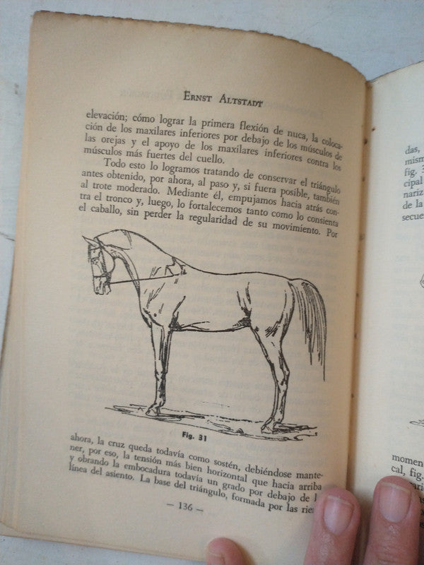 Libro usado en venta: Entrenamiento del caballo de equitacion de Ernst Altstadt; editorial Albatros impreso en 1956 realizamos envios a todo el mundo.3