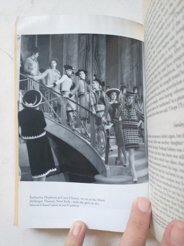 Libro usado en venta: Beaton in the sixties de Hugo Vickers; editorial Phoenix impreso en 2003 realizamos envios a todo el mundo.3
