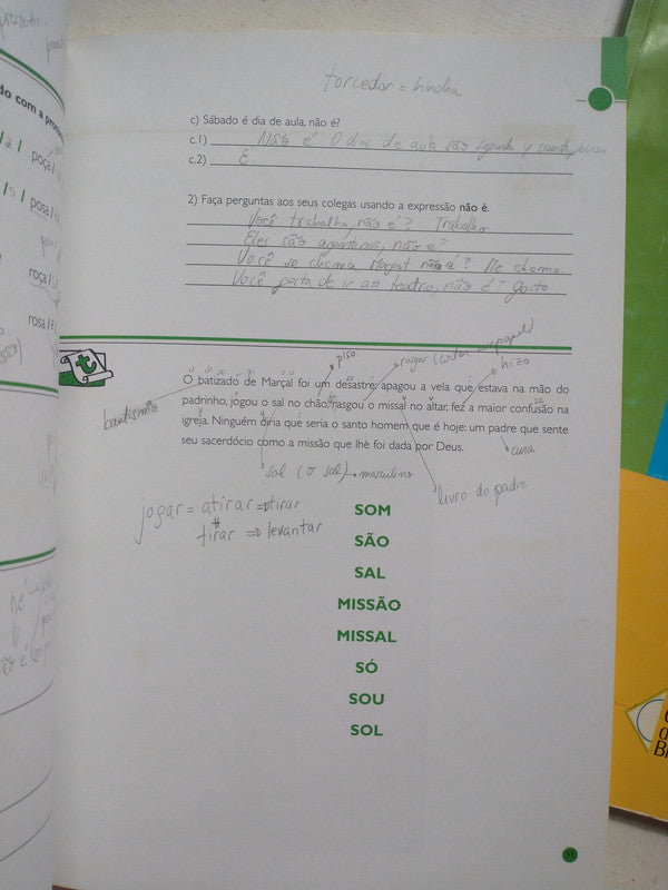 Libro usado en venta: Um portugues bem brasileiro - Nivel 1; editorial Fundacion Centro de estudios Brasileiros impreso en 2012 envios a todo el mundo.3
