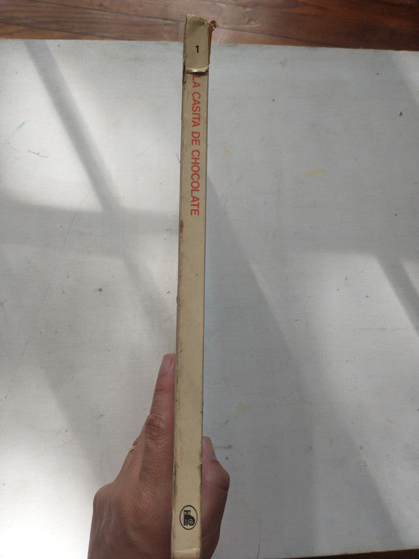 Libro usado en venta: La casita de chocolate; editorial Bruguera impreso en 1981 realizamos envios a todo el mundo.4