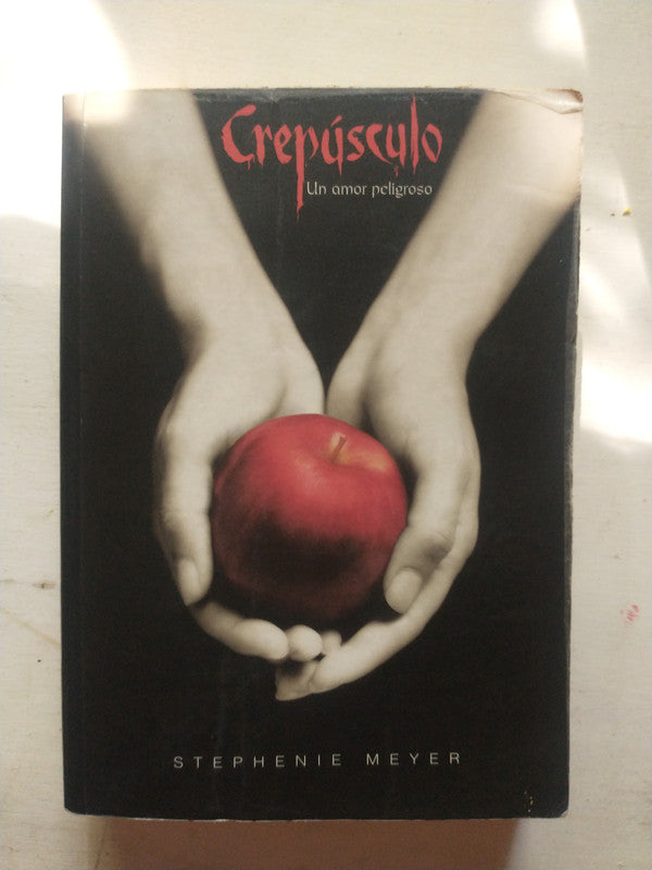 Libro usado en venta: Saga Crepusculo - Un amor peligroso de Stephenie Meyer; editorial Alfaguara impreso en 2008 realizamos envios a todo el mundo.1