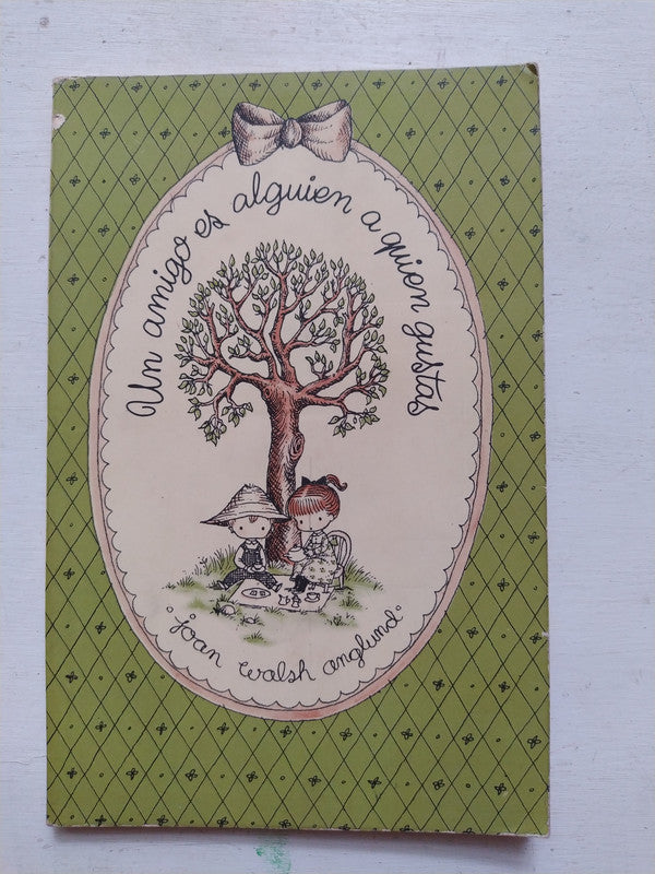 Libro usado en venta: Un amigo es alguien a quien gustas de Joan Walsh Anglund; editorial Bruguera impreso en 1974 realizamos envios a todo el mundo.1