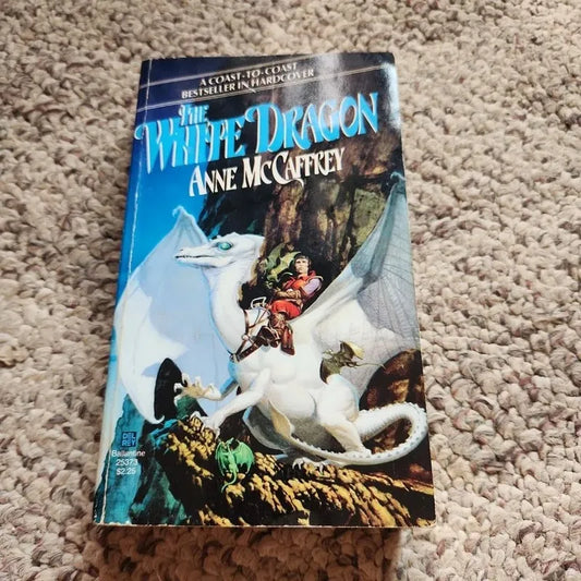Libro usado en venta: The white dragon de Anne McCaffrey; editorial Del Rey impreso en 1982 realizamos envios a todo el mundo.1