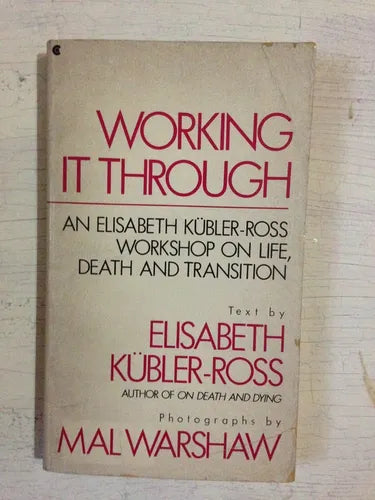 Libro usado en venta: Working it through de Elisabeth Kubler-Ross; editorial Collier Books impreso en 1987 realizamos envios a todo el mundo.1